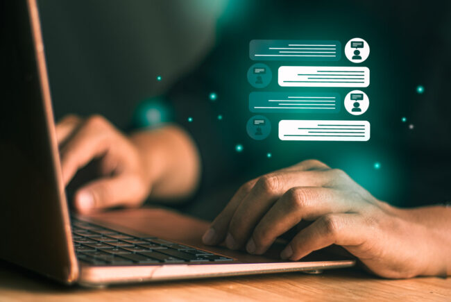 empresario-de-conceito-de-atendimento-ao-cliente-de-inteligencia-artificial-usando-computador-com-interface-de-chatbot