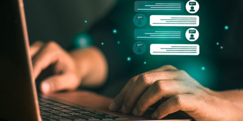 empresario-de-conceito-de-atendimento-ao-cliente-de-inteligencia-artificial-usando-computador-com-interface-de-chatbot
