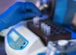 RDC 978/2025: o que muda no controle de qualidade em laboratórios - Unilab Software para Laboratórios